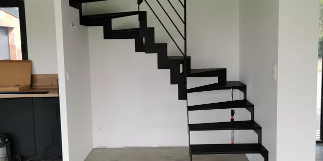 Escalier en acier, 2/4 tournant, doubles limons crémaillère,marches en acier, garde corps cadre en 40x20mm, remplissage en lisses D.13, laquage ral 9005 FT. 53600 EVRON.