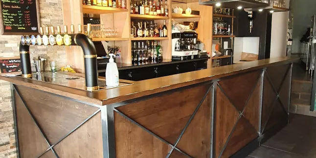 Meuble de bar en acier brut, vernis mat. BAR LA TERRASSE 53600 EVRON.