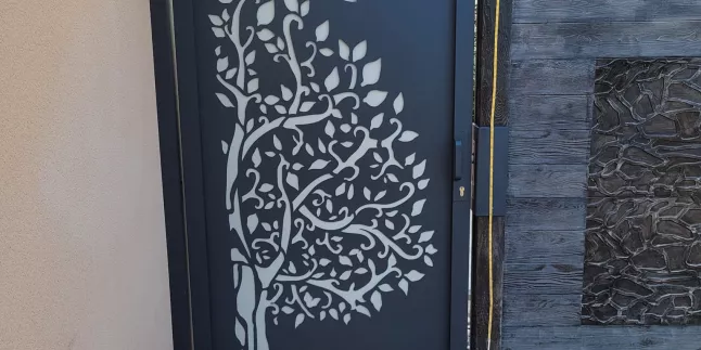 Portillon en aluminium, tôle avec habillage décoratif arbre, laquage ral 7016 FT. 53600 EVRON.