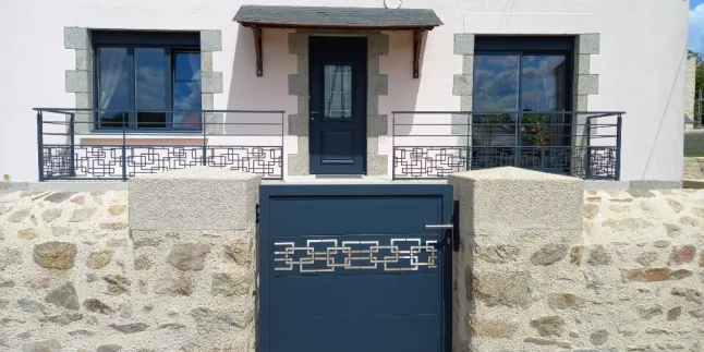 Portail +portillon en aluminium, composition en lames, habillage décoratif circuit, laquage ral 7016 FT. 53150 ST OUEN DES VALLONS.