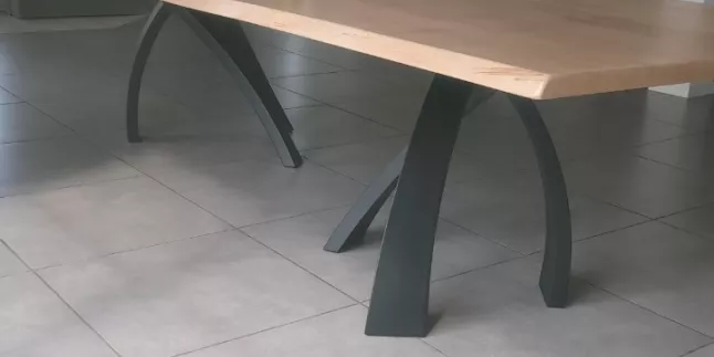 Piètement en acier, en tôle plier, laquage ral 9005 FT.