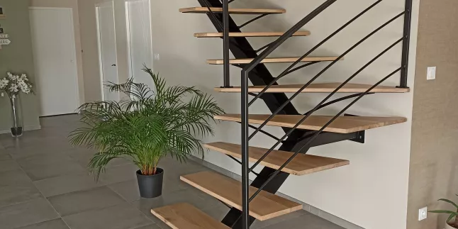 Escalier limon central, 1/4 tournant, sabots n°51, garde corps en acier, cadre en 40x20, remplissage en lisse D.13, garde corps droit avec un soubassement en habillage décoratif courbes, laquage ral 9005 FT. 35210 MONTREUIL DES LANDES.