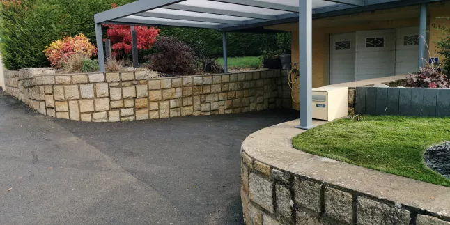 Car port, 2 poteaux en tube 100x100mm, remplissage toiture en polycarbonate alvéolaire, laquage ral 7012 FT. 53480 VAIGES.