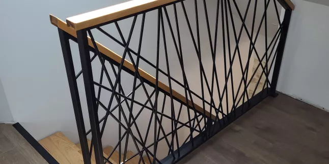 Escalier limon central 1/4 tournant, sabots n°67, garde corps cadre en tube 40x20, remplissage en lisses entremêlées D.13, marches et main courante en chêne. 53140 PORT BRILLET.