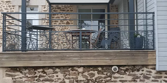 Garde corps en aluminium, poteaux plats, 2 lisses D.16, soubassement en habillage décoratif pierre, laquage ral 7016 FT. 53160 CHAMPGENETEUX.