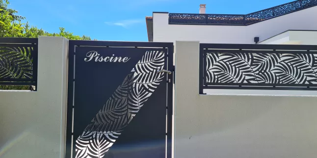 Portillon en aluminium, remplissage en tôle décorative feuillage+ texte Laquage ral gris 7016 66680 CANOHES