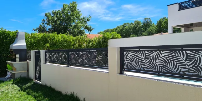 Garde corps en aluminium, remplissage en tôle décorative feuillage. Laquage ral gris 7016 66680 CANOHES