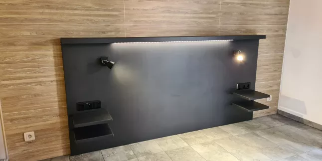 Tête de lit en acier Intégration tablettes, luminaires et prises électriques. Laquage ral noir 9005 66330 CABESTANY
