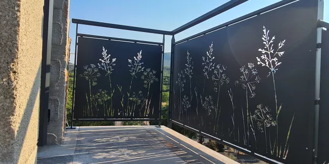 Garde corps en aluminium Poteaux plats, remplissage en habillage décoratif fleurs+herbes Laquage ral gris 7016 66480 MAUREILLAS