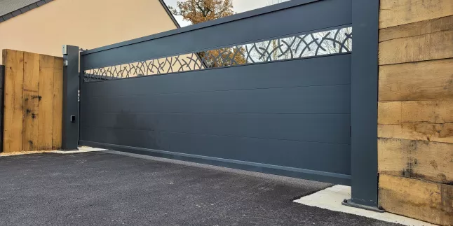 Portail auto-porté en aluminium, composition en lames avec un habillage décoratif virgules, laquage ral 7016 FT. 53170 BAZOUGERS.