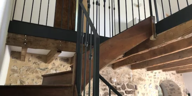 Garde corps en acier, encadrement en plats, lisses en tube D.16, bagues pour barreaux, laquage noir 2100 sablé. 53440 BELGEARD.