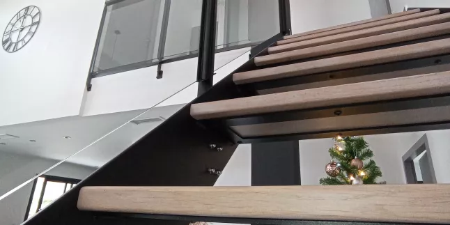 Escalier double limons en acier, 1/4 tournant + palier Marches en bois Garde corps en acier, poteaux plats, remplissage en vitrage JPP, main courante en tube 50x30mm. Laquage ral noir 9005. 66300 PONTEILLA