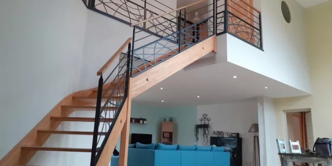 Garde corps en acier, poteaux plats, 2 lisses d.13, soubassement en habillage décoratif courbes, laquage ral 9005 FT.