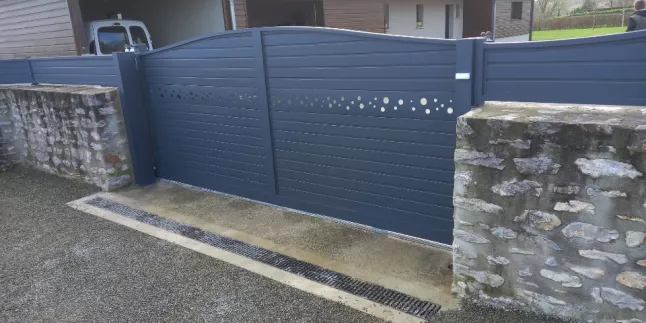 Portail à lames en aluminium, haut du portail galbés, habillage bulle de savon + garde corps sur muret, 53270 STE SUZANNE.