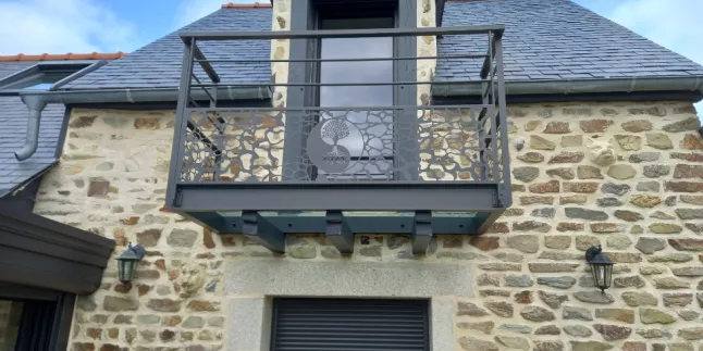 Fabrication ossature en aluminium, remplissage en dalle de verre, garde corps en aluminium, poteaux plats, 2 lisses en tube D.13, soubassement en tôle décorative pierre+ arbre ying yang, ral 2100 sablé. 53700 ST GERMAIN DE COULAMER