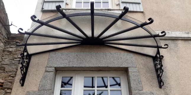 Marquise en aluminium, cadre de soutien en ornement, remplissage en vitrage, laquage ral 9005. 53000 LAVAL.
