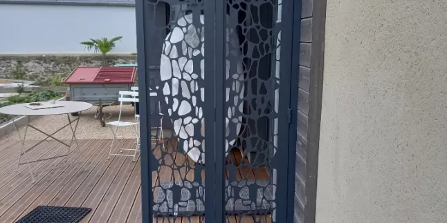 Claustrât repliable en aluminium, châssis en tube carré 50, remplissage en tôle pierre, laquage ral 7016 FT. 53600 EVRON.