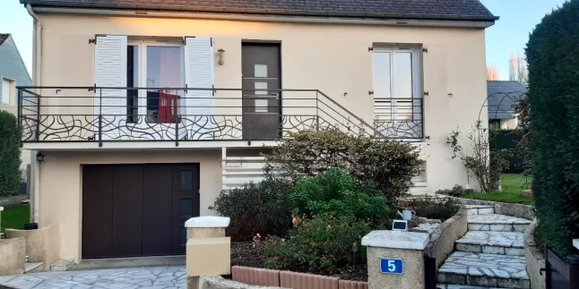 Garde corps en aluminium, poteaux plats, 2 lisses, soubassement en habillage décoratif spline, main courante 50x30mm, laquage ral 9005 FT. 53960 BONCHAMP LES LAVAL