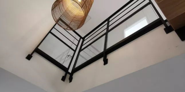 Escalier double limons central crémaillères, 1/4 tournant inversé, laquage ral 9005 FT, garde corps en acier, cadre 40x20, 2 lisses tube D.13, soubassement en vitrage fixé dans une cornière/pare close. 35133 JAVENE