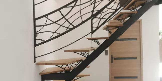 Escalier limon central, 1/4 tournant, sabots n°67, laquage ral noir 2100 sablé, triangulation et garde corps en habillage décoratif courbes, marches et main courante en chêne. 53700 VILLAINES LA JUHEL.