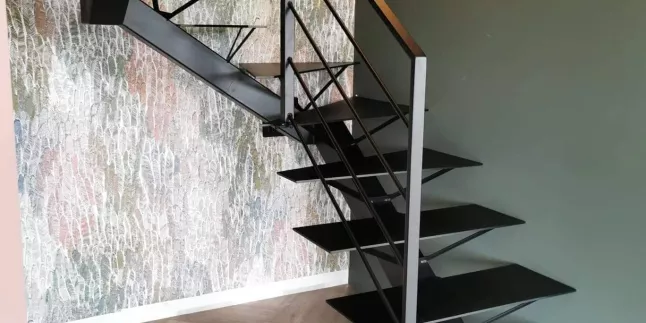 Escalier limon central, 2/4 tournant, sabot à définir, laquage ral 9005 FT, marches acier, garde corps en acier, cadre en tube rectangle 40x20, 4 lisses en tube D.13. 53940 ST BERTHEVIN.