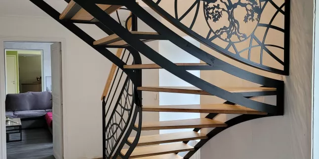 Escalier double limons découpé, 1/4 tournant Garde corps en acier, poteaux plats, 2 lisses D.13, soubassement en tôle décorative courbe Triangulation, cadre en fer plat, remplissage en tôle décorative courbe+arbre Laquage ral 9005 FT Marches+ main courante en chêne vernis 2 couches polyuréthane 53600 ST GEMMES LE ROBERT