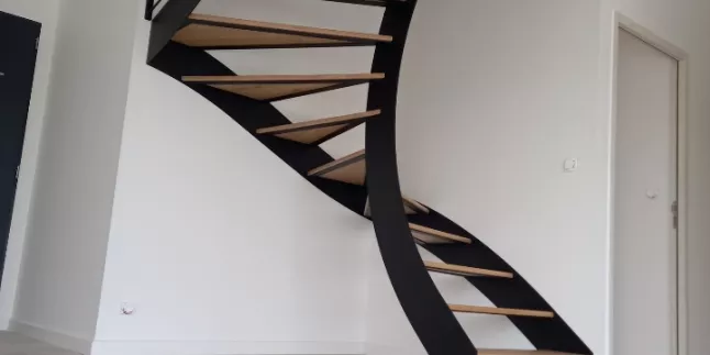 Escalier limon en C Gardes corps + triangulation en acier, cadre 40x20, remplissage en lisses D.13 Marches en chêne vernis 2 couches polyuréthane Laquage ral 9005 FT 53960 BONCHAMP LES LAVAL