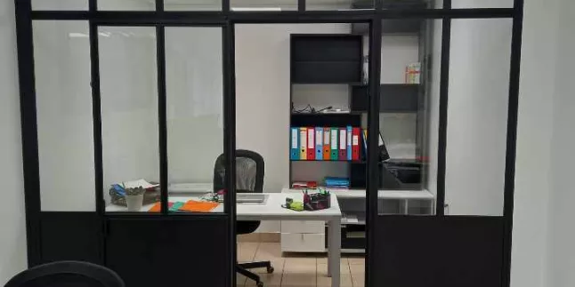 Verrière + porte en acier pour séparation pièce, avec traverse intermédiaire, verres feuilletés en 33/2, laquage ral 9005 FT, 53600 EVRON.