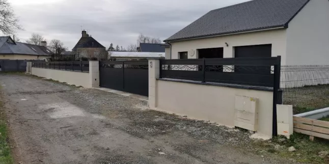 Portail + clôture en aluminium, habillage en habillage décoratif splines, laquage ral 7016 FT.