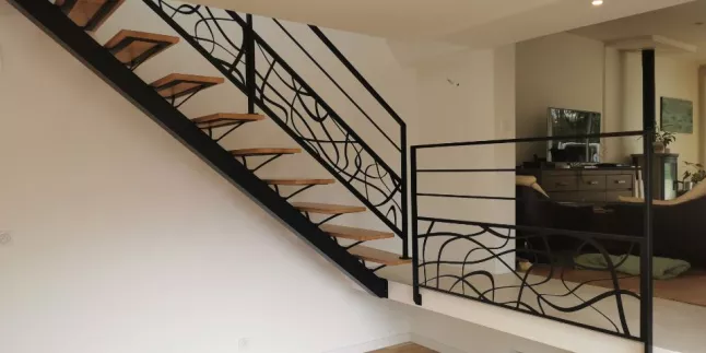 Escalier 1/4 tournant en acier sabot n°51 Garde corps cadre 40/20, 1 lisse tube D13, soubassement habillage décoratif "splines" Laquage ral 9005 FT 78280 GUYANCOURT