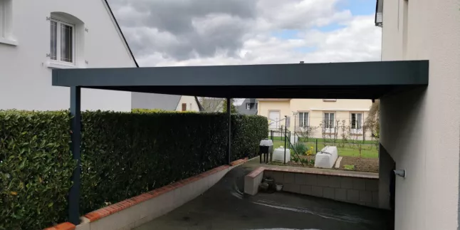 Car port en aluminium de 7000x5000 mm, ossature en tube 250x100mm et 100x100 mm, remplissage en bac acier, laquage ral 7016 FT. 53600 Evron.