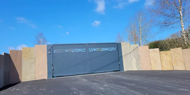 Portail à lames en aluminium 2 vantaux habillage décoratif "tissage" laquage ral 7016 FT 53600 Evron