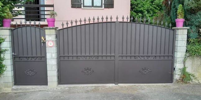 Portail "bombé" deux vantaux en aluminium, remplissage en barreaudage, soubassement en tôle, festonnage, palmette. 53160 St Pierre sur Orthe