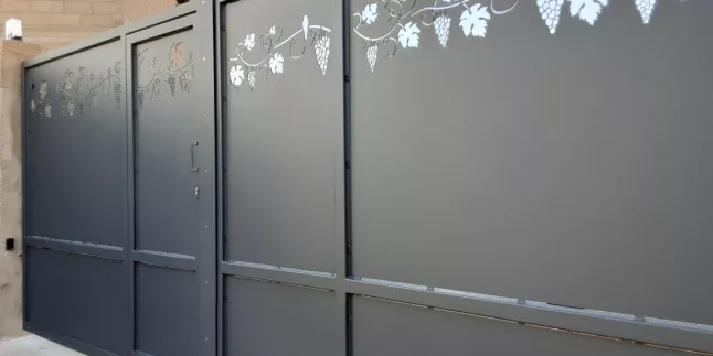 Portail en acier avec habillage "grappe raisin" Galvanisation+ laquage ral 7016 FT 66380 Pia