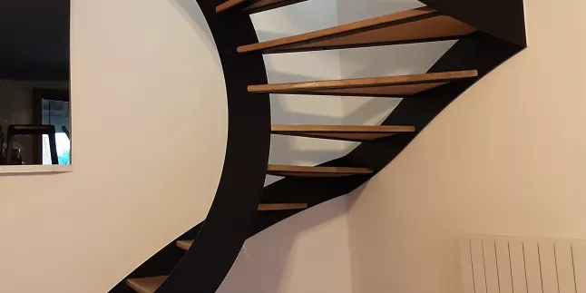 Escalier limon en C en acier Marches en chêne vitrifiées, vernis 2 couches polyuréthane Garde corps avec 1 lisse D.13 et un habillage décoratif, main courante D.42 Laquage ral 9005 FT 66600 Espira de L'agly
