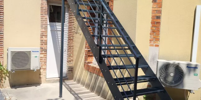 Escalier extérieur en acier Doubles limons droit, marches en caillebotis Laquage ral 7016 FT 53000 LAVAL
