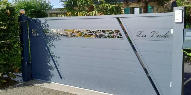 Portail coulissant en aluminium remplissage en lames avec traverse en habillage décoratif Laquage ral 7016 FT 53150 LIVET