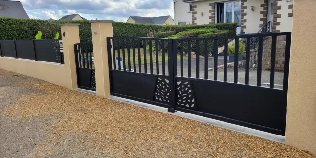 Portail en aluminium Composition en barreaudage, soubassement en tôle avec un habillage décoratif "triangles" Laquage ral 7016 FT