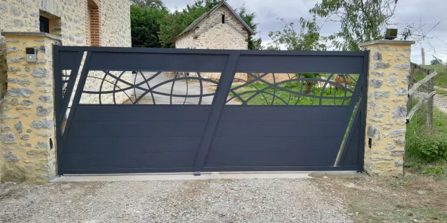 Portail en aluminium, à lames. Habillage décoratif "courbes" Laquage ral 7016 FT 53600 Evron