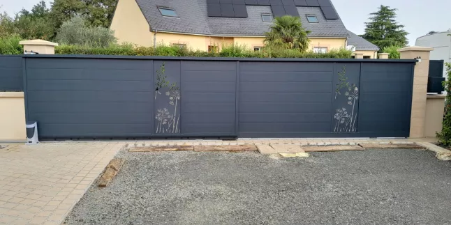 Fabrication d'un portail coulissant/ télescopique, remplissage en lames + 1 partie en habillage décoratif, laquage ral 7016FT + Fabrication de clôture sur muret en aluminium, composition en lames. 53600 Mezangers