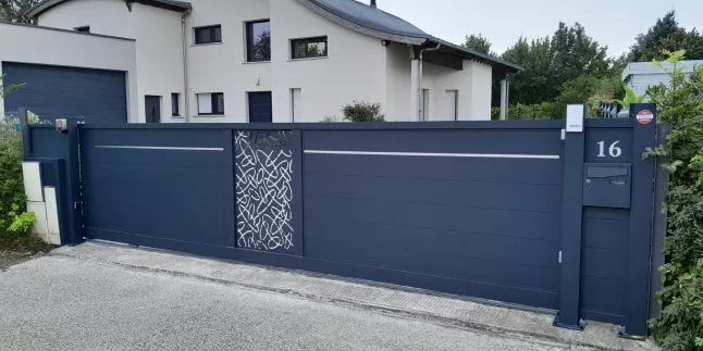 Fabrication d'un portail coulissant + partie fixe, remplissage en tôle décorative horizontale motif "ovales", laquage ral 7016 FT, 53950 Louverné.