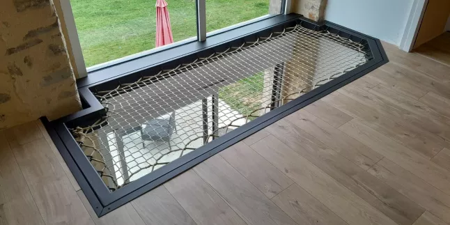 Ossature en acier, remplissage en filet beige, ral 9005 FT , 53270 chammes.