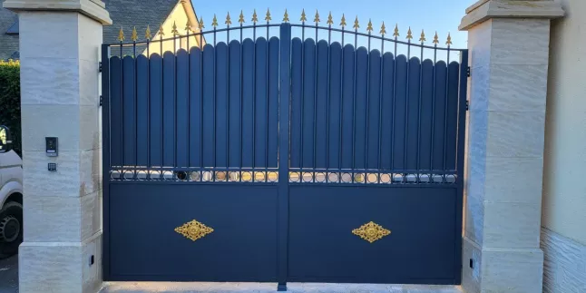 Fabrication d'un portail "forme chapeau de gendarme" Deux vantaux en aluminium, Remplissage en barreaudage, soubassement en tôle, festonnage "forme chapeau de gendarme", palmette et fer de lances Laquage ral 7016 FT 53230 COSSE LE VIVIEN