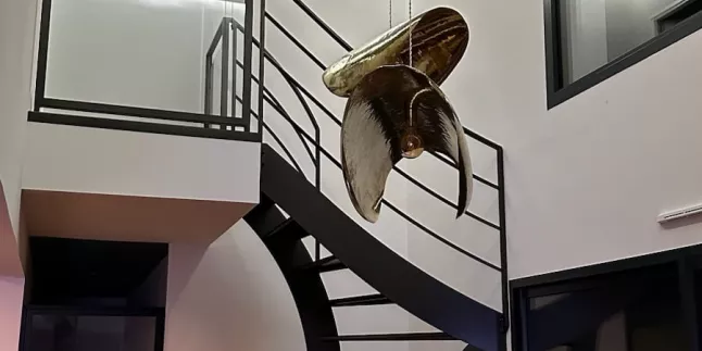 Escalier limon en C Garde corps en cadre 40x20, remplissage par 3 plats de 40x10. Laquage ral Manganèse 53940 St Berthevin.