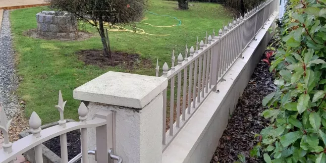 Portail en aluminium forme "chapeau de gendarme" remplissage en barreaudage soubassement en tôle Laquage ral Quartz 2 72140 Crissé