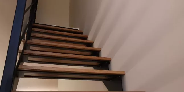 Fabrication d'un escalier 1/4 tournant, double limons crémaillères au dessus et droit en dessous Fourniture de marches en chêne vernis 2 couches polyuréthane Fabrication de gardes corps rampant, cadre en tube rectangle 40x20, 4 lisses en tube rond Laquage ral 9005 FT 53970 L'HUISSERIE