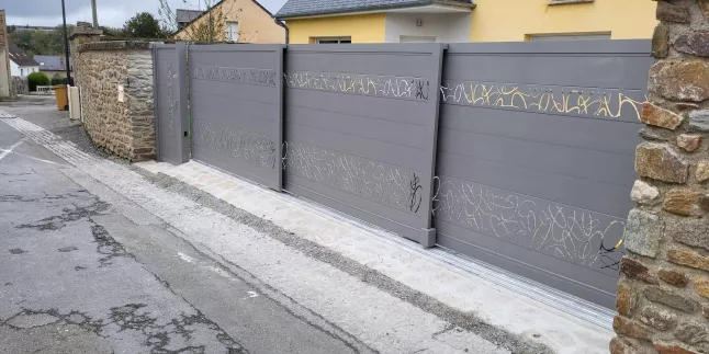 Portail coulissant télescopique, en 3 parties + portillon, remplissage en lames avec 2 habillage décoratifs "ovales, laquage ral DB702, 53100 Mayenne.