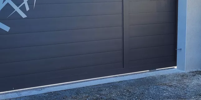 Portail coulissant en aluminium Remplissage en lames + habillage décoratif en inox brossé Laquage ral gris 2900 sablé 53100 MOULAY