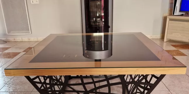 Table basse piétement en habillage décoratif Plateau bois avec insert en acier (mots croisés prénoms famille) Vitrage clair Laquage ral 9005 FT 72380 JOUE L'ABBE