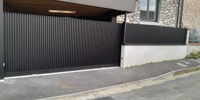 Fabrication portail coulissant en aluminium + clôture Ossature en tube carré 60, remplissage en tôle alu en doublage arrière, remplissage tube rectangle 50*30 à la verticale Laquage ral 9005 FT 53000 LAVAL